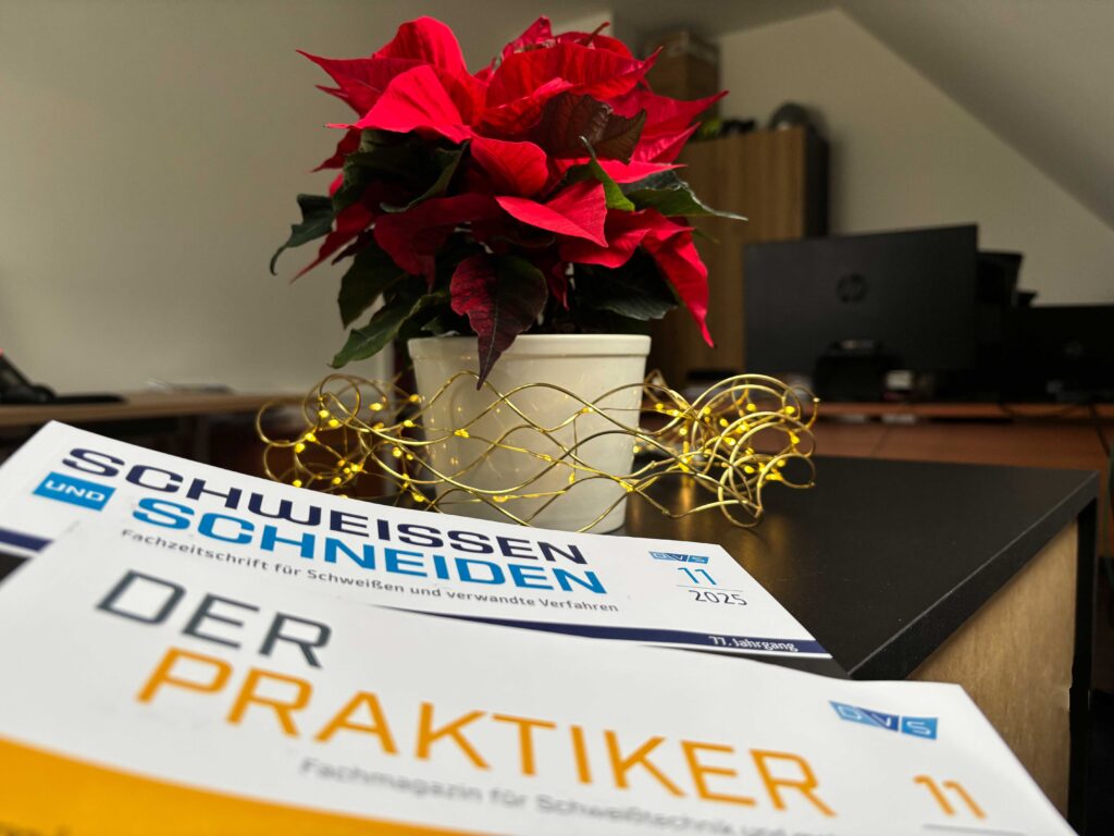 Die Zeitschriften "Schweißen & Schneiden" und "Praktiker" liegen vor einem Weihnachtsstern