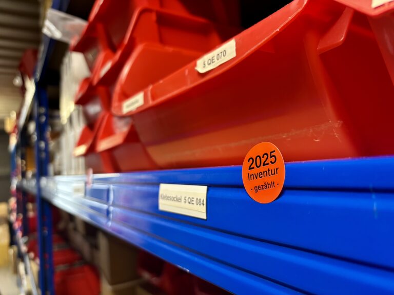 Regal mit Inventur 2025-Aufkleber