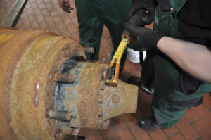 Schraube wird rot glühend mit Tiefeninduktion erhitzt, wodurch sie sich löst.