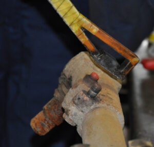 Abgebrochene Schraube wird durch Tiefeninduktion erhitzt